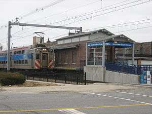 A Metra train stopped at the South Chicago (93rd Street) station.