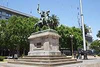 Buenos Aires-Plaza de Mayo-Estatua Belgrano.jpg