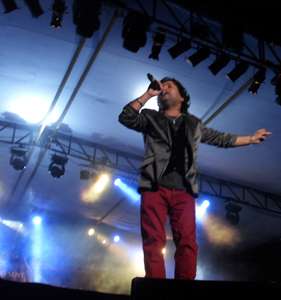 Kailash Kher performing at the stage