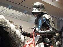 An dummy wearing 15th-century armour and holding a mace in its right hand