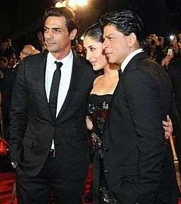 Kareena Kapoor posing with Shah Rukh Khan and Arjun Rampal