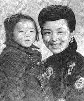 photo of Shangguan Yunzhu holding her daughter Yao Yao, taken in the late 1940s